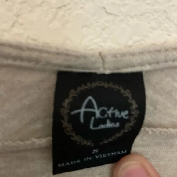 Active Ladies tan short sleeve top size S - Picture 3 of 3